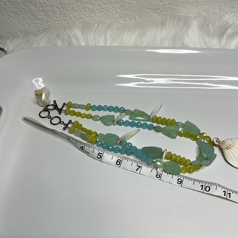 Elegant Multicolor Shell Necklace - Picture 5 of 11